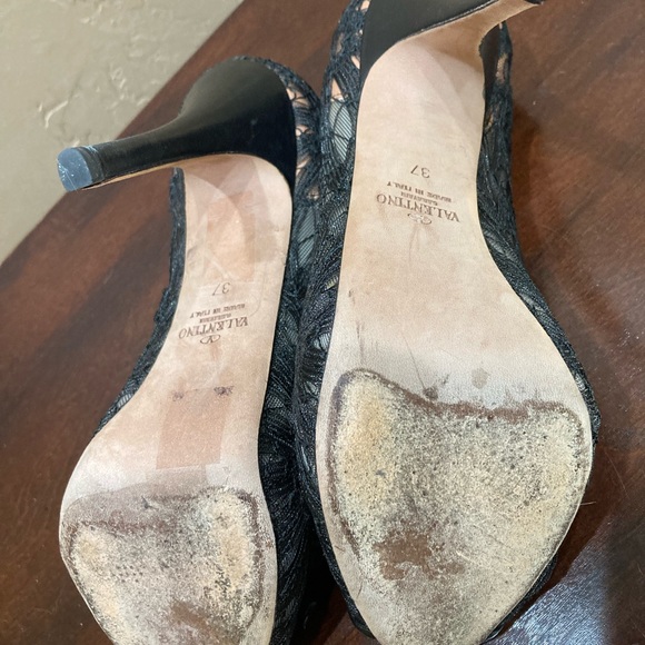 Valentino Garavani Peep Toe Lace Pumps with Bow - Picture 15 of 16